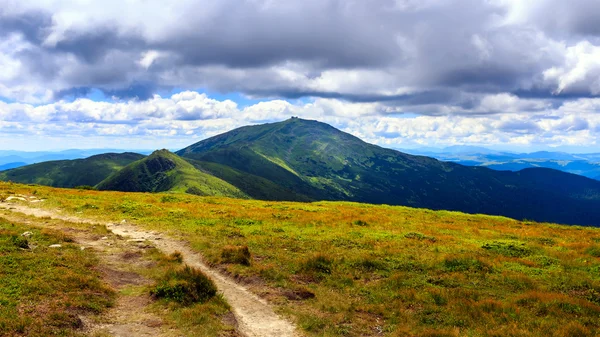 Bergpad in Carpathians, natuur landschap, Oekraïne. — Stockfoto