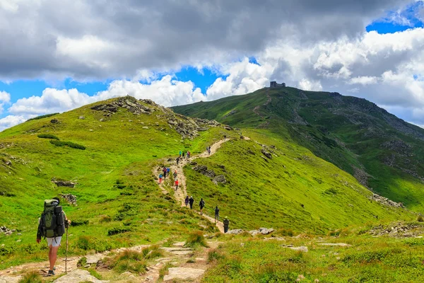 Groep toeristen wandelen in de Karpaten, natuur landschap, Chornogora ridge, Oekraïne. — Stockfoto