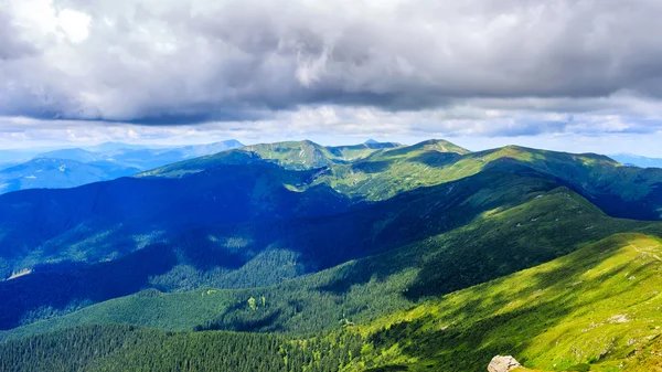 Pintoresco paisaje montañoso de los Cárpatos en verano, vista desde lo alto, Ucrania . — Foto de Stock