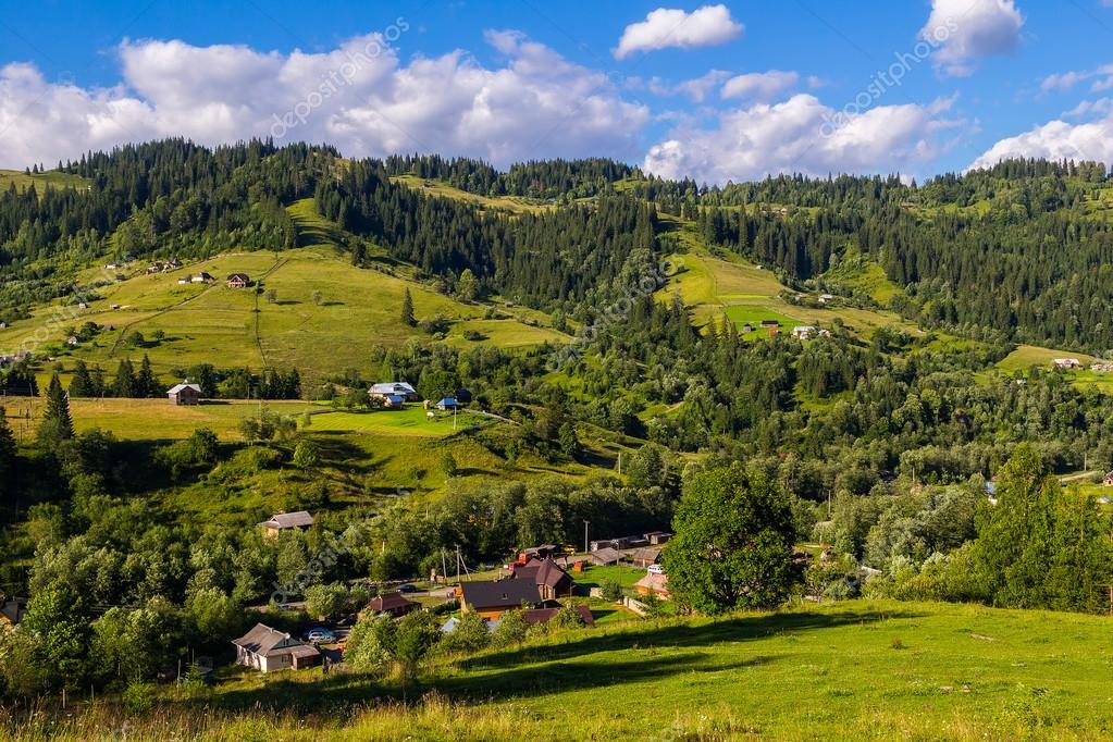 Пейзаж села. Сельские дома в селе Дземброня на Карпатские ...