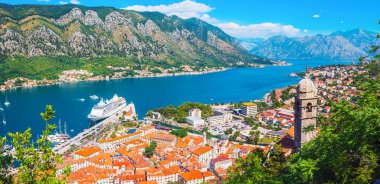 Eski şehir Kotor 'un kenti, Adriyatik Denizi' nin körfezi, Karadağ 'ın dağlarıyla çevrili. Yukarıdan panoramik görünüm.