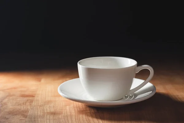 Κενό Λευκό Φλιτζάνι Καφέ Καπουτσίνο Κούπα Ξύλινο Τραπέζι Σκούρο Φόντο — Φωτογραφία Αρχείου