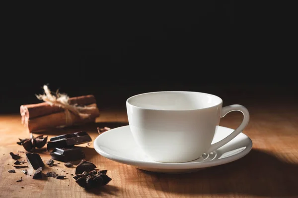 Κενό Λευκό Φλιτζάνι Καφέ Καπουτσίνο Κούπα Ψιλοκομμένη Σοκολάτα Κανέλα Ραβδί — Φωτογραφία Αρχείου