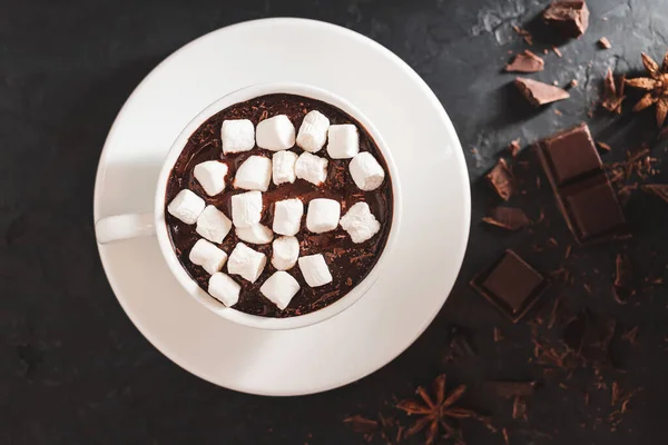 Bebida Caliente Chocolate Una Taza Blanca Con Malvavisco Sobre Fondo — Foto de Stock