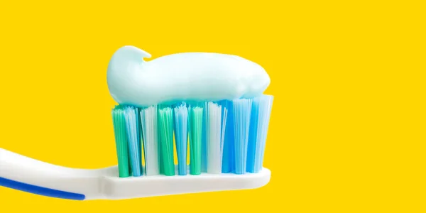 Toothbrush Head Toothpaste Yellow Background Close View Macro — Stock Photo, Image
