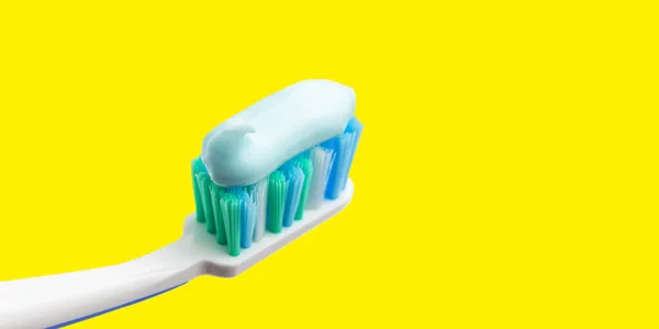 Toothbrush Head Toothpaste Yellow Background Close View Macro — Stock Photo, Image