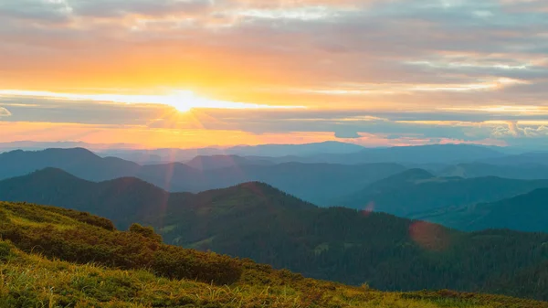 Πολύχρωμο Τοπίο Του Ηλιοβασιλέματος Στα Βουνά Γραφική Άγρια Φύση Καρπάθια — Φωτογραφία Αρχείου