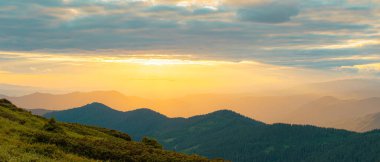 Dağlarda günbatımının renkli manzarası, manzaralı vahşi doğa manzarası, Karpatlar, Ukrayna.