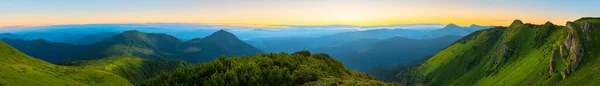 Dağlardaki Renkli Gündoğumu Manzarası Şafak Vakti Vahşi Doğa Manzarası Karpatlar — Stok fotoğraf