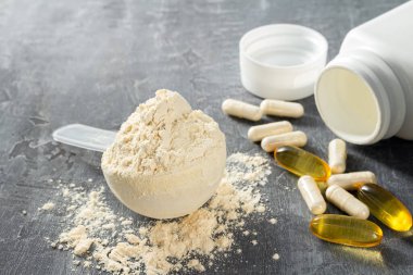 Bir kepçe whey veya soya proteini izolasyonu, omega-3 kapsülleri, beyaz bcaa hapları, beta-alanin ve taurin amino asitleri, kreatin, taş zeminde vücut geliştirme gıda takviyeleri.