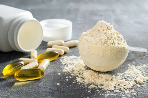 Bir kepçe whey veya soya proteini izolasyonu, omega-3 kapsülleri, beyaz bcaa hapları, beta-alanin ve taurin amino asitleri, kreatin, taş zeminde vücut geliştirme gıda takviyeleri.