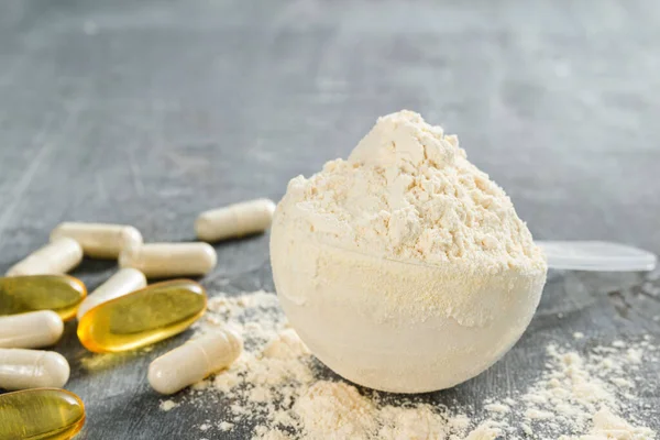 Bir kepçe whey veya soya proteini izolasyonu, omega-3 kapsülleri, beyaz bcaa hapları, beta-alanin ve taurin amino asitleri, kreatin, taş zeminde vücut geliştirme gıda takviyeleri.