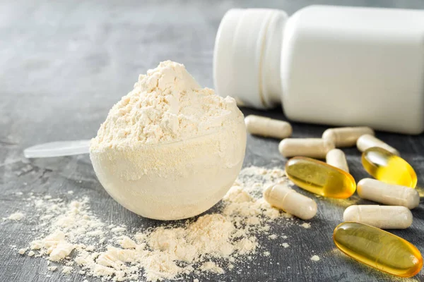 Bir kepçe whey veya soya proteini izolasyonu, omega-3 kapsülleri, beyaz bcaa hapları, beta-alanin ve taurin amino asitleri, kreatin, taş zeminde vücut geliştirme gıda takviyeleri.