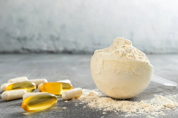 Bir kepçe whey veya soya proteini izolasyonu, omega-3 kapsülleri, beyaz bcaa hapları, beta-alanin ve taurin amino asitleri, kreatin, taş zeminde vücut geliştirme gıda takviyeleri.