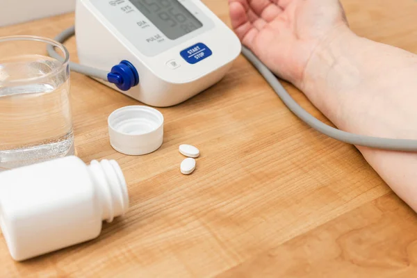 Nőnek Magas Vérnyomása Méri Kezét Digitális Tonométerrel Hipertenzív Gyógyszerekkel Kezelési — Stock Fotó