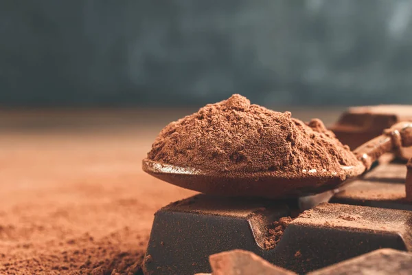 Polvo Cacao Marrón Cuchara Cubos Chocolate Picados Sobre Fondo Oscuro — Foto de Stock