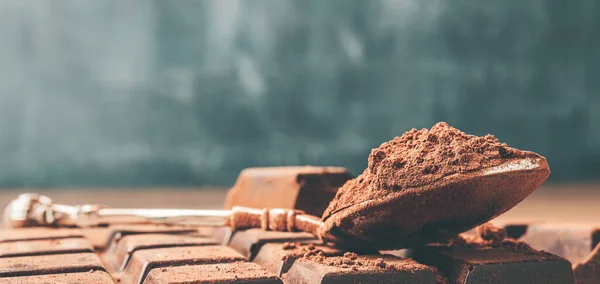 Polvo Cacao Marrón Cuchara Cubos Chocolate Picados Sobre Fondo Oscuro — Foto de Stock