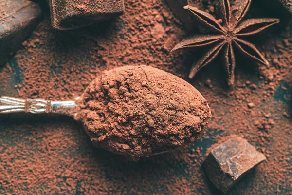 Polvo Cacao Marrón Cuchara Cubitos Chocolate Picados Vista Superior Sobre — Foto de Stock
