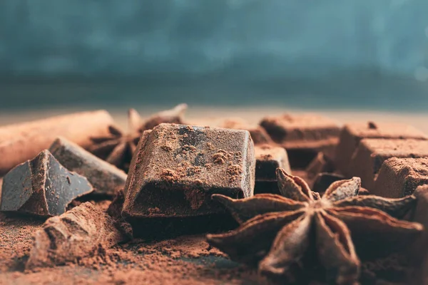 Cubos Chocolate Picados Con Cacao Polvo Anís Estrellado Sobre Fondo — Foto de Stock