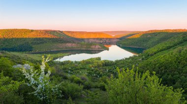 Ulusal doğa parkı Podilski Tovtry, kanyon ve Studenytsia nehri, Dnister nehrinin nehir koludur..