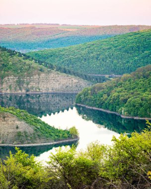 Ulusal doğa parkı Podilski Tovtry, kanyon ve Studenytsia nehri, Dnister nehrinin nehir koludur..