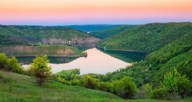 Ulusal doğa parkı Podilski Tovtry, kanyon ve Studenytsia nehri, Dnister nehrinin nehir koludur..