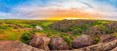 Mertvovod nehri üzerindeki Aktovsky Kanyonu 'nda günbatımının panoramik manzarası. Canlı HDR manzarası.