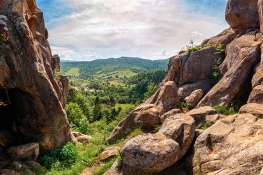 Karpat dağlarındaki yüksek kayalıklardan panoramik manzara, Tustan kalesi..