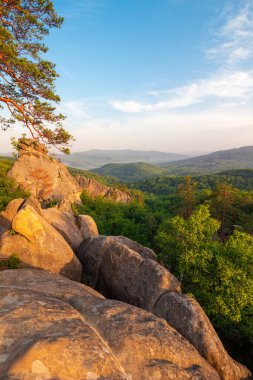 Günbatımında Karpat Dağları manzarası, Dovbush 'un dev kaya kayaları.