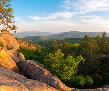 Günbatımında Karpat Dağları manzarası, Dovbush 'un dev kaya kayaları.