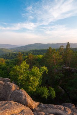 Günbatımında Karpat Dağları manzarası, Dovbush 'un dev kaya kayaları.