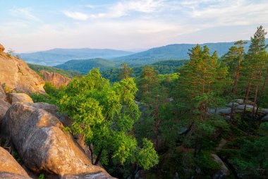 Günbatımında Karpat Dağları manzarası, Dovbush 'un dev kaya kayaları.