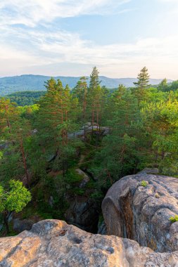 Günbatımında Karpat Dağları manzarası, Dovbush 'un dev kaya kayaları.