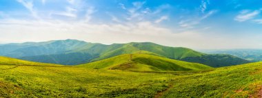 Karpatya dağları Borzhava, yeşil tepeler ve mavi gökyüzü, yaz doğa manzarası, panoramik manzara.