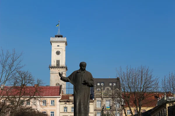 Hôtel de ville de Lviv et monument Taras Chevtchenko — Photo