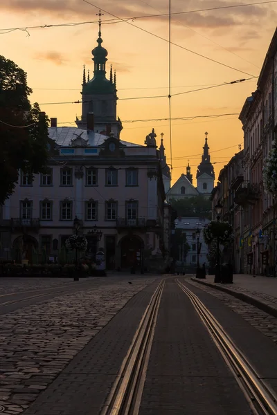 Lviv, le quartier historique, magnifique lever de soleil — Photo