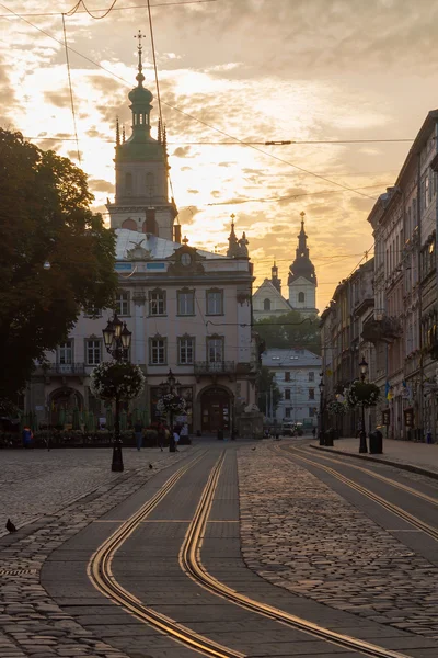 Lviv, le quartier historique, magnifique lever de soleil — Photo