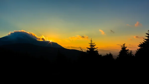Bellissimi tramonti sulla montagna Petros, Carpazi ucraini — Foto Stock