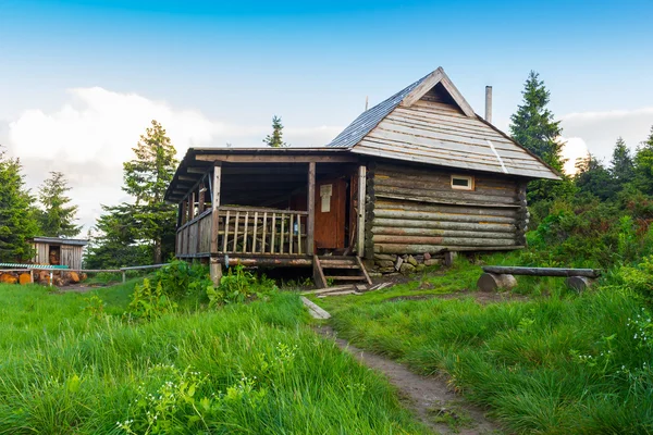 Nature wooden houses in a Carpathian mountains. — Stock Photo, Image