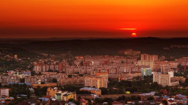 Güzel gün batımı manzarası Lviv, yüksek kale görüntülemek. Ukrayna