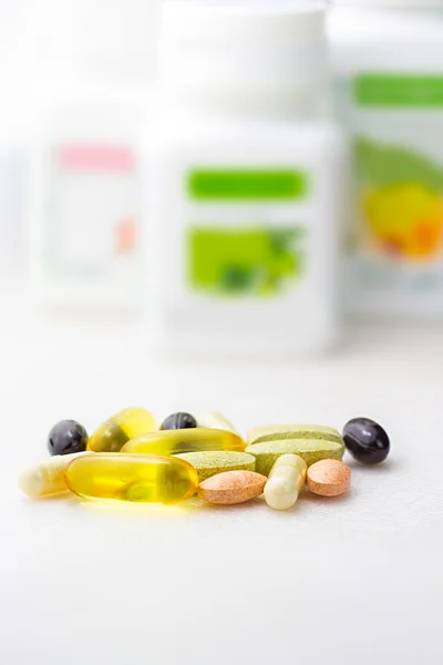 Comprimidos de suplementos alimentares mistos close-up, omega3, carotina, vitaminas — Fotografia de Stock