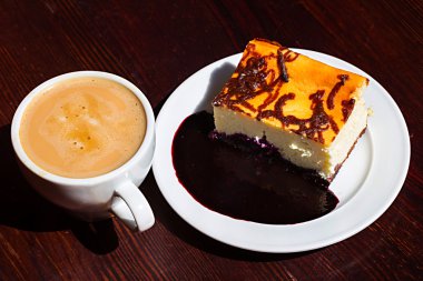 Cheesecake böğürtlenli reçel ve americano kahve ile dilim