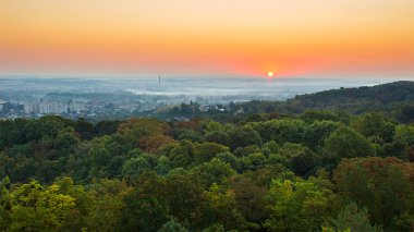 Dumana şehir ve park, havadan görünümü, Lviv üzerinde heyecan verici gündoğumu