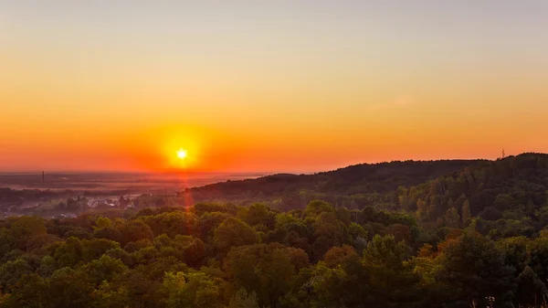 Emozionante alba sulla città appannata e parco, vista aerea, Lviv — Foto Stock