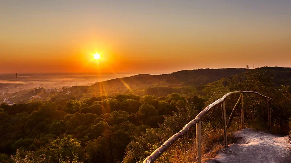 Emozionante alba sulla città appannata e parco, vista aerea, Lviv — Foto Stock