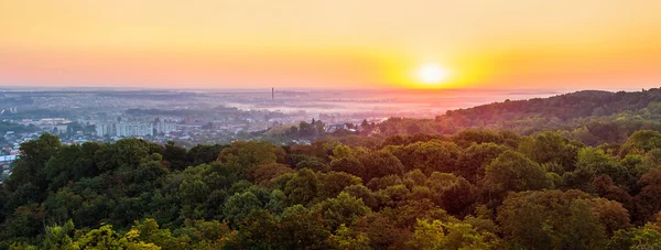Panorama gündoğumu dumana şehir ve park havadan görünümü üzerinde heyecan verici.