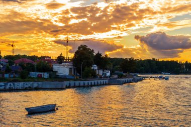 Güney Bug Nehri Hmelnitski üzerinde inanılmaz renkli günbatımı