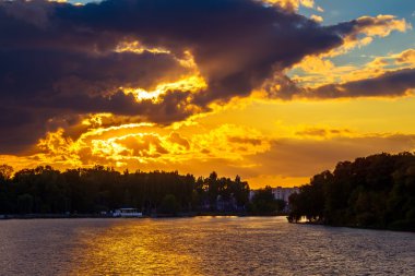 Güney Bug Nehri Hmelnitski üzerinde inanılmaz renkli günbatımı