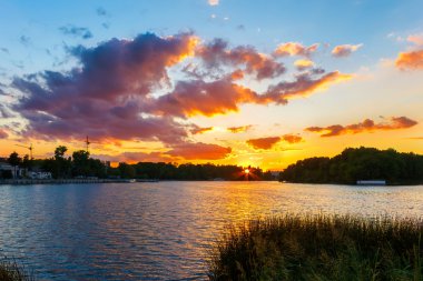 Güney Bug Nehri Hmelnitski üzerinde inanılmaz renkli günbatımı