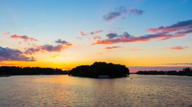 Güney Bug Nehri Hmelnitski üzerinde inanılmaz renkli günbatımı